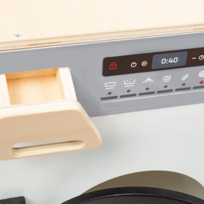 Máquina de lavar roupa de brinquedo branca com painel digital e compartimento de detergente de madeira