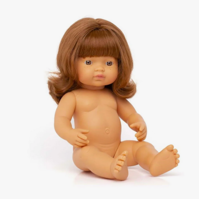 Boneca de vinil com cabelo castanho e sardas sentada