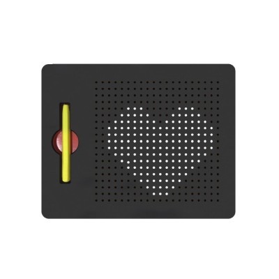 Tabuleiro preto com padrão de orifícios em forma de coração e peças coloridas na lateral