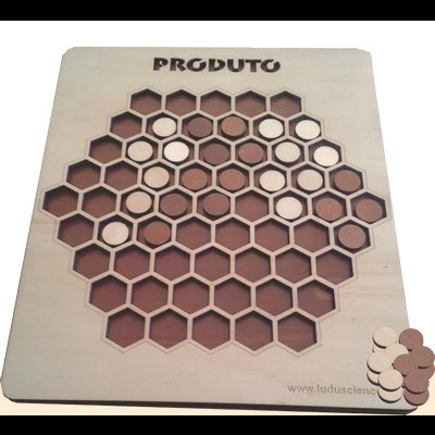 Jogo de tabuleiro em madeira com peças hexagonais claras e escuras e texto PRODUTO