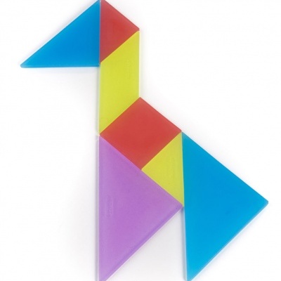 Quebra-cabeças tangram colorido em formato de pássaro