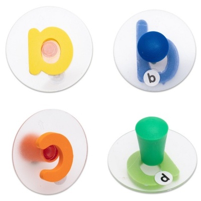 quatro peças educativas coloridas com letras p, b, c e d em círculos transparentes