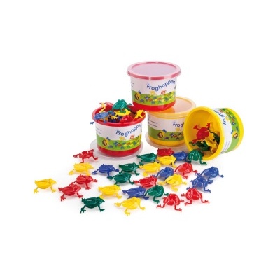 Quatro recipientes de plástico com pequenos sapos coloridos de brinquedo