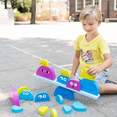 Criança a brincar com blocos de construção coloridos ao ar livre