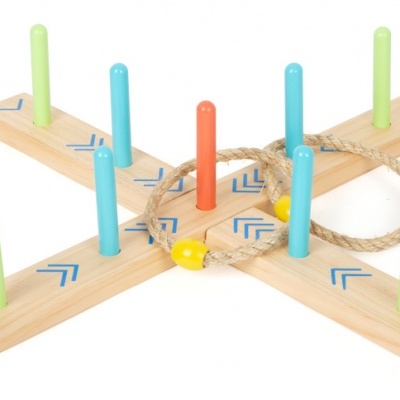 Jogo de argolas de madeira e corda com pinos coloridos.
