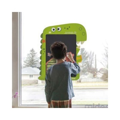 Tablet infantil com design de dinossauro verde na janela com criança a usar