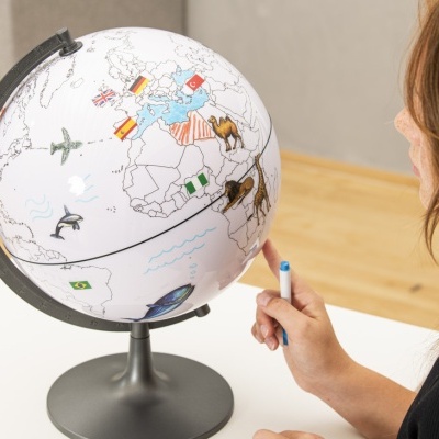 Globo terrestre decorativo com bandeiras e desenhos de animais