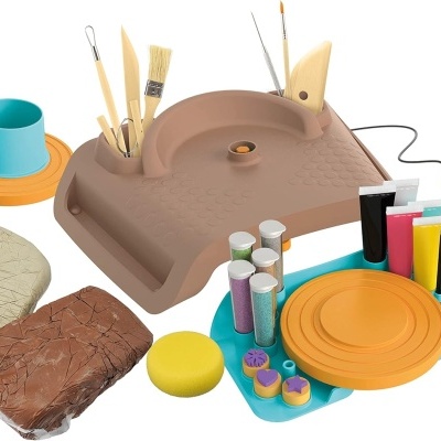Kit de materiais para arte e cerâmica com ferramentas, tintas e massas de modelar em tabuleiro