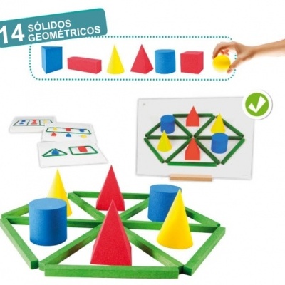 Jogo educativo com sólidos geométricos coloridos e cartas com padrões geométricos
