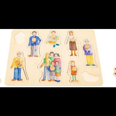 Puzzle de madeira com peças ilustradas de membros de uma família