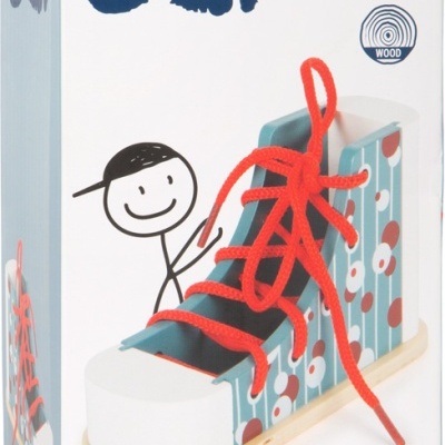 Brinquedo de madeira em forma de sapato com atacadores vermelhos