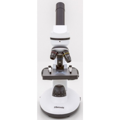 Microscópio branco e preto Betzold com lentes 4X, 10X, 40X em fundo branco