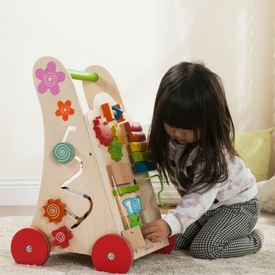 Carrinho de madeira para bebés com rodas vermelhas e xilofone colorido
