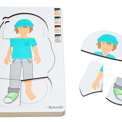 Puzzle de criança em madeira com gorro azul e roupa azul e cinzenta, marcas Betzold