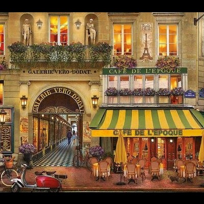 Fachada de café e galeria parisiense com toldos amarelos e verdes, bicicletas e mesas ao ar livre