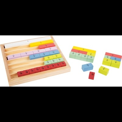 Peças educativas de madeira colorida com frações organizadas numa caixa