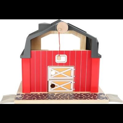 Brinquedo celeiro de madeira vermelho com telhado cinzento e portas com padrão cruzado branco