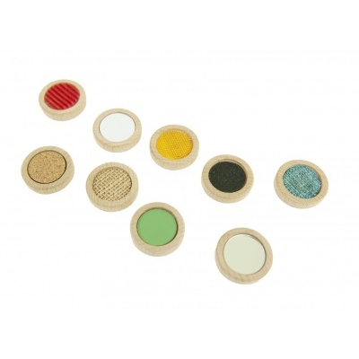 Discos redondos de madeira com diferentes cores e texturas no centro