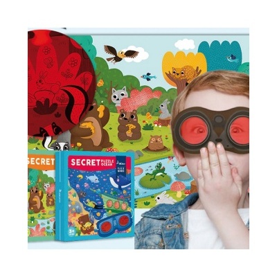 Criança com binóculos vermelhos e quebra-cabeça infantil de floresta colorida