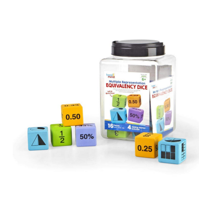 Dados educativos coloridos para ensino de frações, decimais e percentagens em recipiente de plástico.