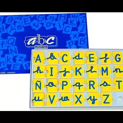 Jogo educativo abc miniland com letras do alfabeto amarelas e azuis e caixa azul.