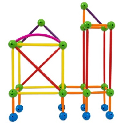 Estrutura infantil colorida de plástico com tubos e esferas conectores.