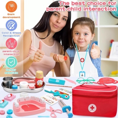 Brinquedos médicos coloridos com símbolos de cruz branca e dois humanos a interagirem