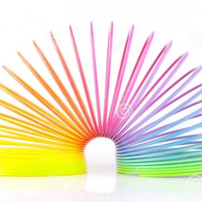 Mola espiral colorida em forma arqueada sobre fundo branco.