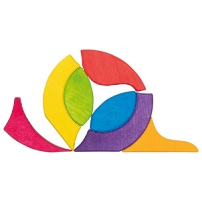 Peças de madeira coloridas dispostas no formato de um caracol sobre fundo branco