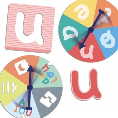 Discos coloridos com letras e números e cartas com letra 'u' sobre fundo branco