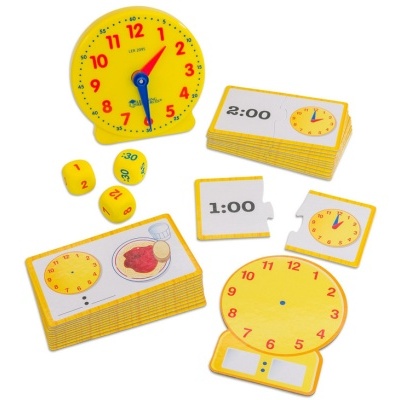 Conjunto educativo amarelo para aprender as horas com relógio, dados e cartas