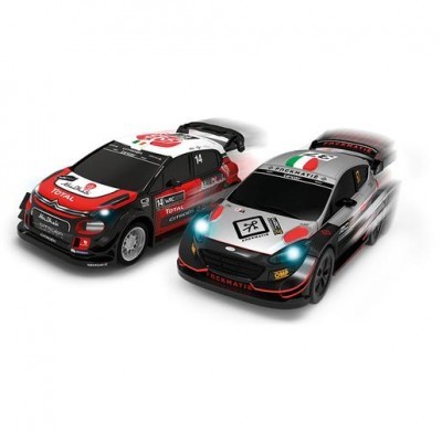 Dois carros de brinquedo de corrida em fundo branco