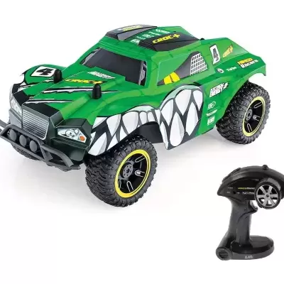 Carro de radiocontrolo verde com decoração de dentes brancos e comando preto