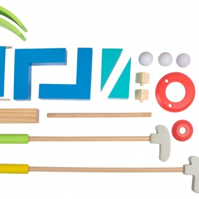 Peças desmontadas de jogo de croquet com madeira, plástico colorido e saco branco