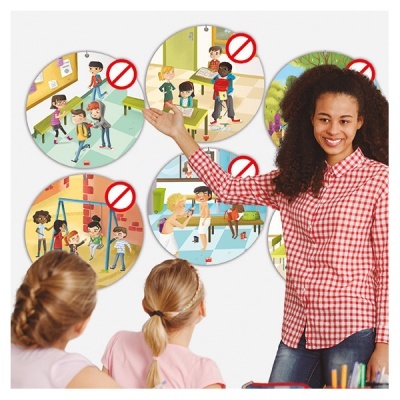 Mulher apresentando círculos com ilustrações de crianças em situações diversas com símbolos de proibição