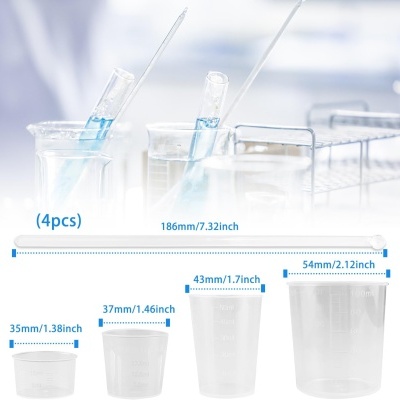 quatro copos medidores de plástico transparentes com medidas e tubos de ensaio ao fundo