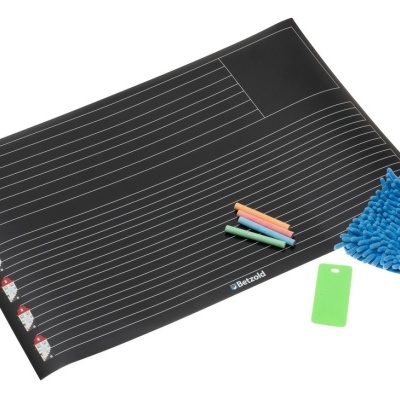 Placa escolar preta com linhas, giz colorido, apagador azul e borracha verde