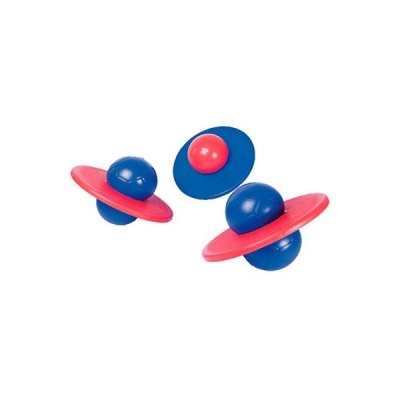 Brinquedos de encaixe azuis e vermelhos de plástico sobre fundo branco