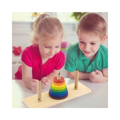 Crianças brincando com brinquedo de madeira com anéis coloridos em formato de torre.