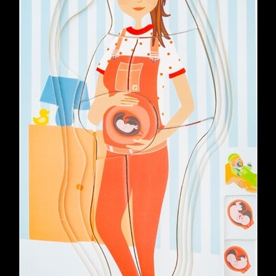 Ilustração de mulher grávida segurando bola rosa com feto, fundo riscas azuis e objetos coloridos