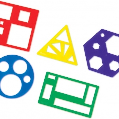 Conjunto de réguas plásticas coloridas com vários formatos geométricos