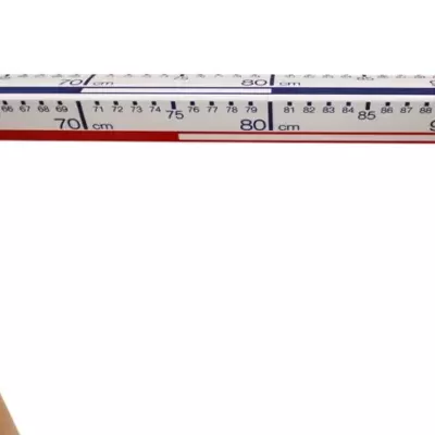 Régua plástica branca com marcações métricas segurada por duas mãos