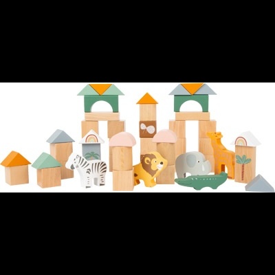 Blocos de madeira coloridos com figuras de animais empilhados sobre fundo branco