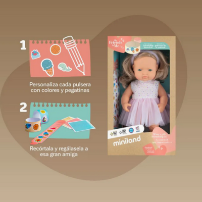 Boneca em caixa com vestido rosa e instruções para personalizar pulseiras