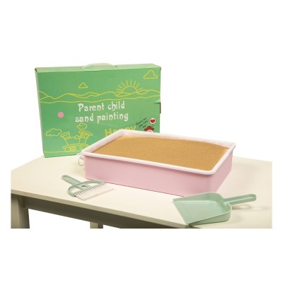 Conjunto de areia para pintar com caixa rosa, ancinho, pá e embalagem verde com texto.