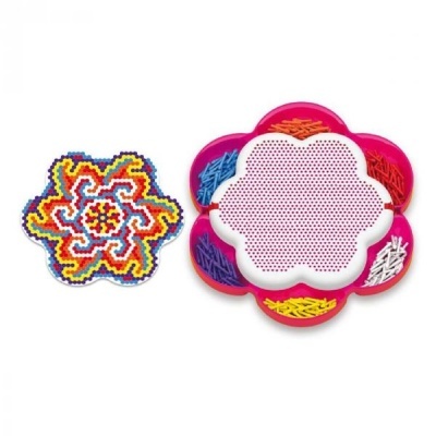 Conjunto de base perfurada branca em forma de flor com pequenos tubos coloridos e compartimentos rosa