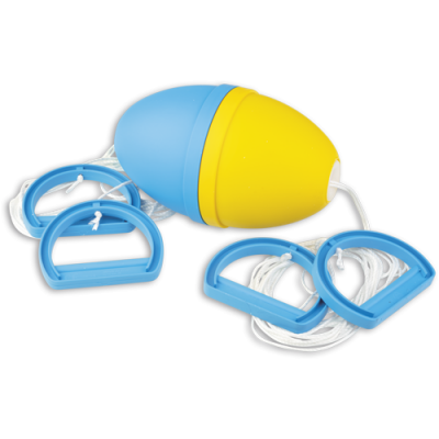 Brinquedo infantil de plástico azul e amarelo com cordas e pegas azuis sobre fundo branco