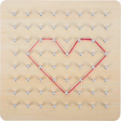 Tabuleiro de madeira com pinos e cordão vermelho formando um coração