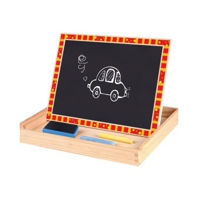 Quadro negro com desenho de carro e moldura vermelha e amarela