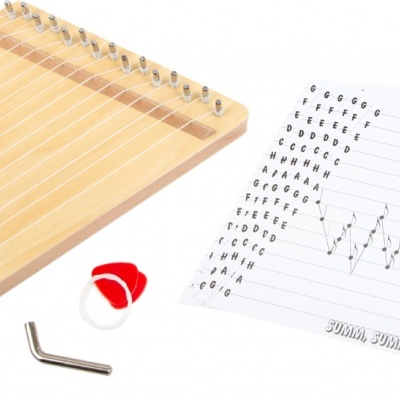 Cítara de madeira com cordas metálicas, palheta vermelha e branca, chave de afinação e folha de instruções
